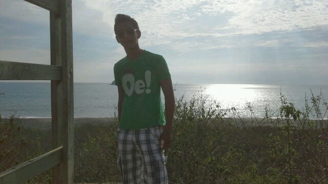 soy loco y me gusta vivir la vida a full :3 yo tener 3 vidas la que me dieron, facebook .-. , y twitter xD
