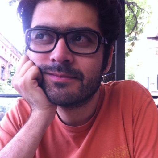 Músico mediocre, escritor frustrado, pseudoabogado, penca...