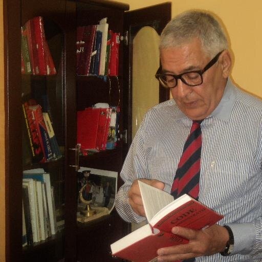 je suis un féru de lecture, j'adore discuter des faits et des évènements politiques  survenus dans le monde. très sobre et rationnel humainement, tolérant .