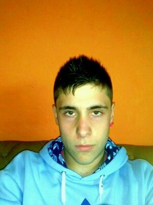 sonrie aun ke creas ke no tienes motivos porke no ai mejor motivo k verte sonreir ;)