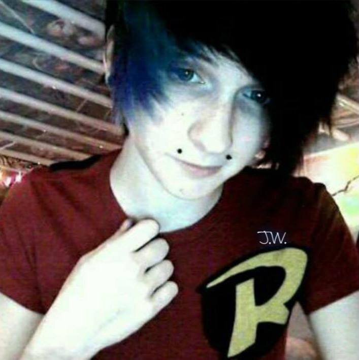 Hai, Message me for kik. Follow me too xD. i'm 16, weird. and gay o3o. I like skateboarding and some sports, yup. Blue is my favourite colour xD