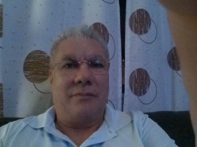 Sou moreno gosto de cinema,esportes etc...