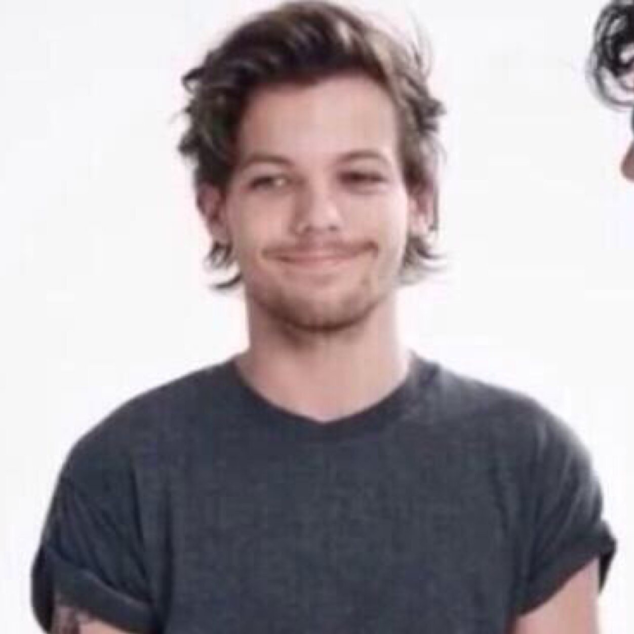 please follow @tounlink ?! ask for a follow back (or for 5 free follows/or a dm to 5sos band acc)!!!!!!