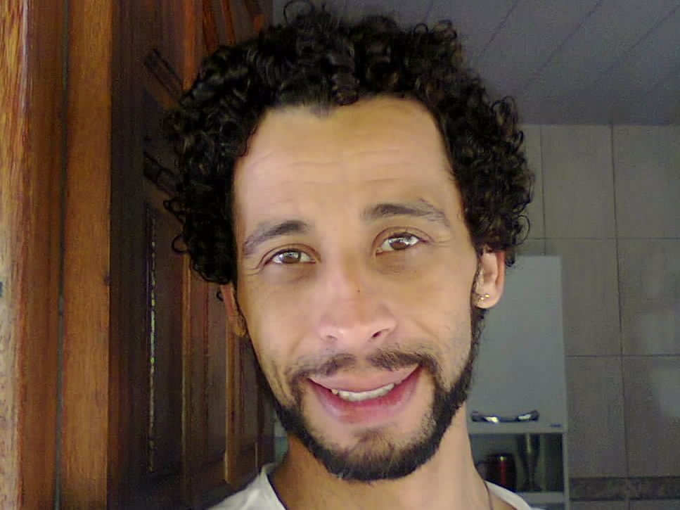 Destemido, aceito desafios. No que faço procuro ser perfeito; gosto tudo sempre do meu jeito, hábitos severos mas sadios. Desprezo adulações ou elogios