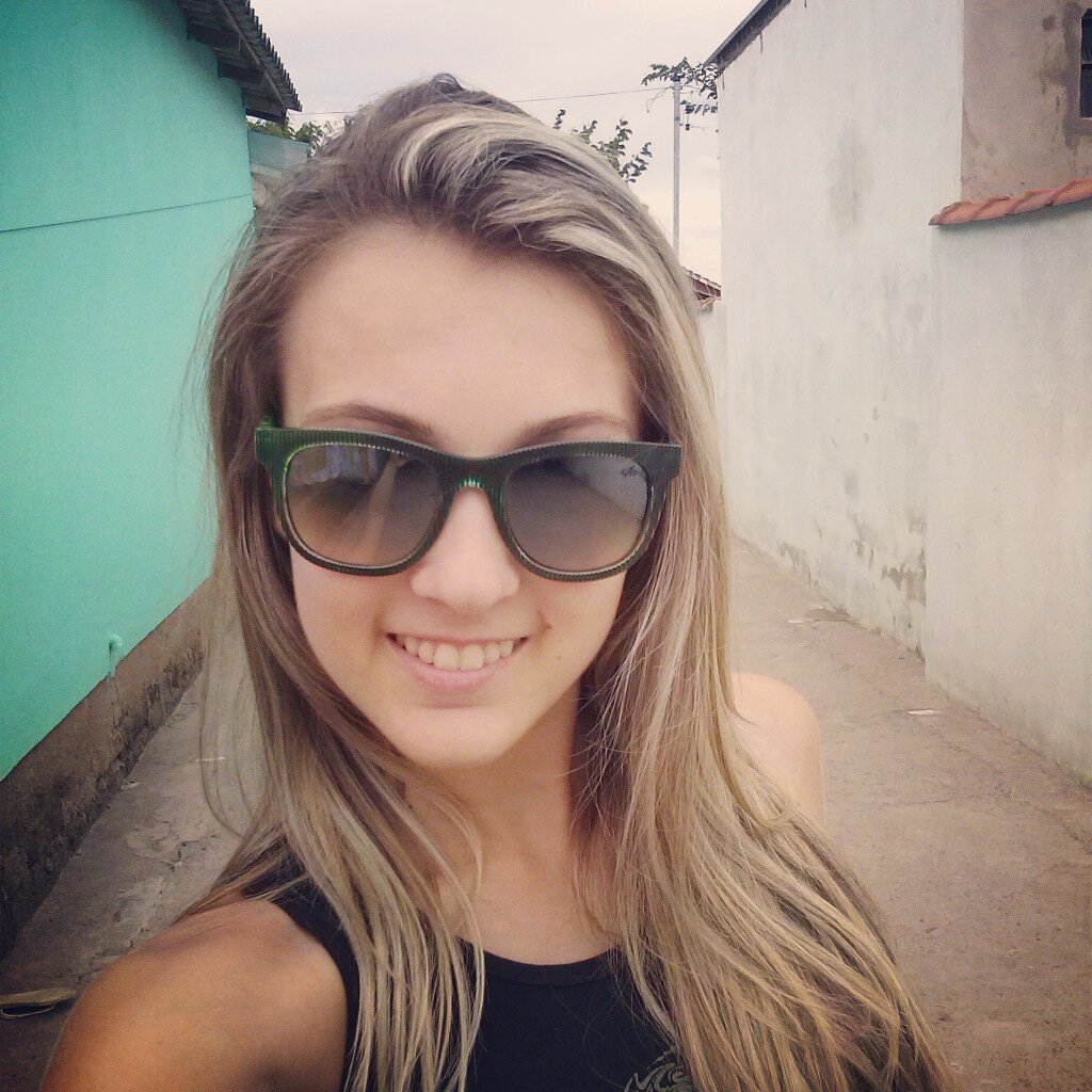 ''Experimente, acredite, sonhe e ouse. Tudo nessa vida é passageiro, aproveite cada segundo.''