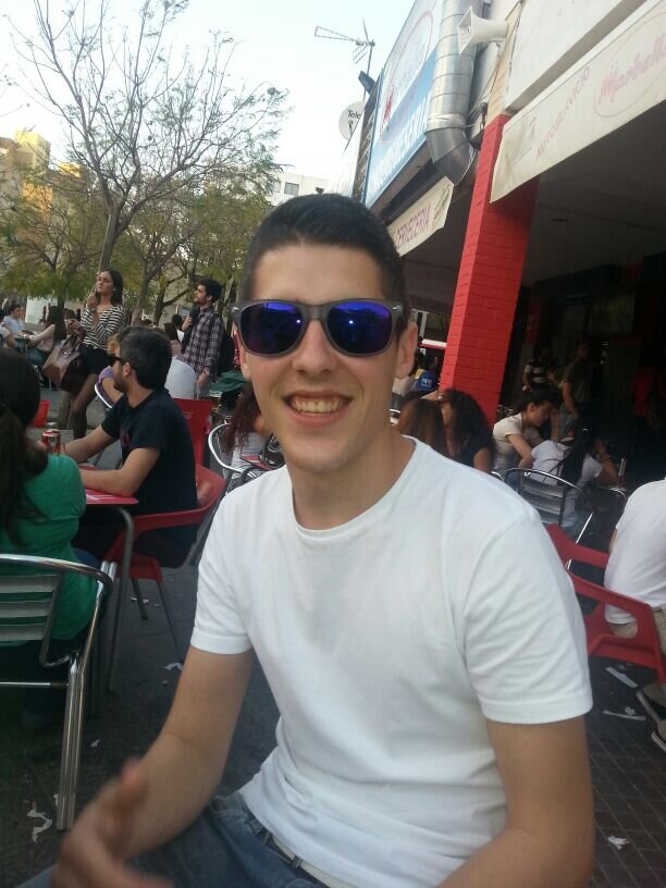 estudiante de periodismo en la US! amante del futbol y de la música electrónica ( minimal, techno, schranz... ) y seguidor del Real Betis Balompié.