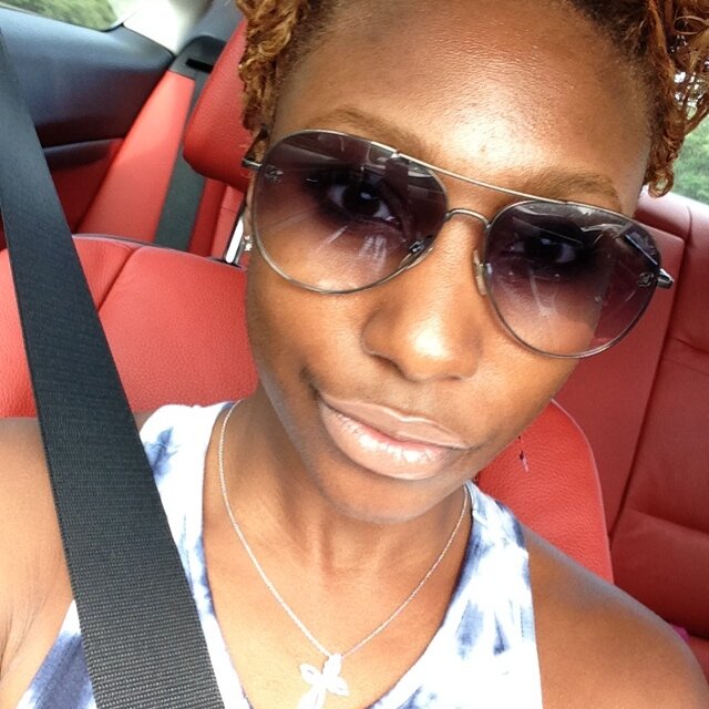 MidaShalom's profile picture. Eyes look like angels. ♥'s made of gold. Oh & I slang cupcakes