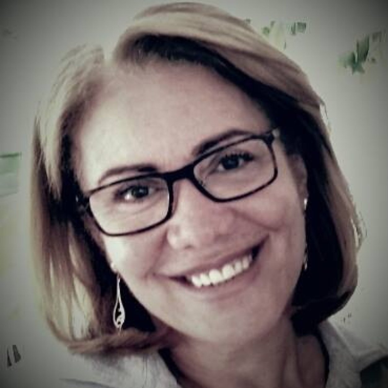 Sou serva de Deus e adoradora.Nordestina, Pernambucana,Casada com o Pr.Marcos Miiranda.Ministério com mulheres.