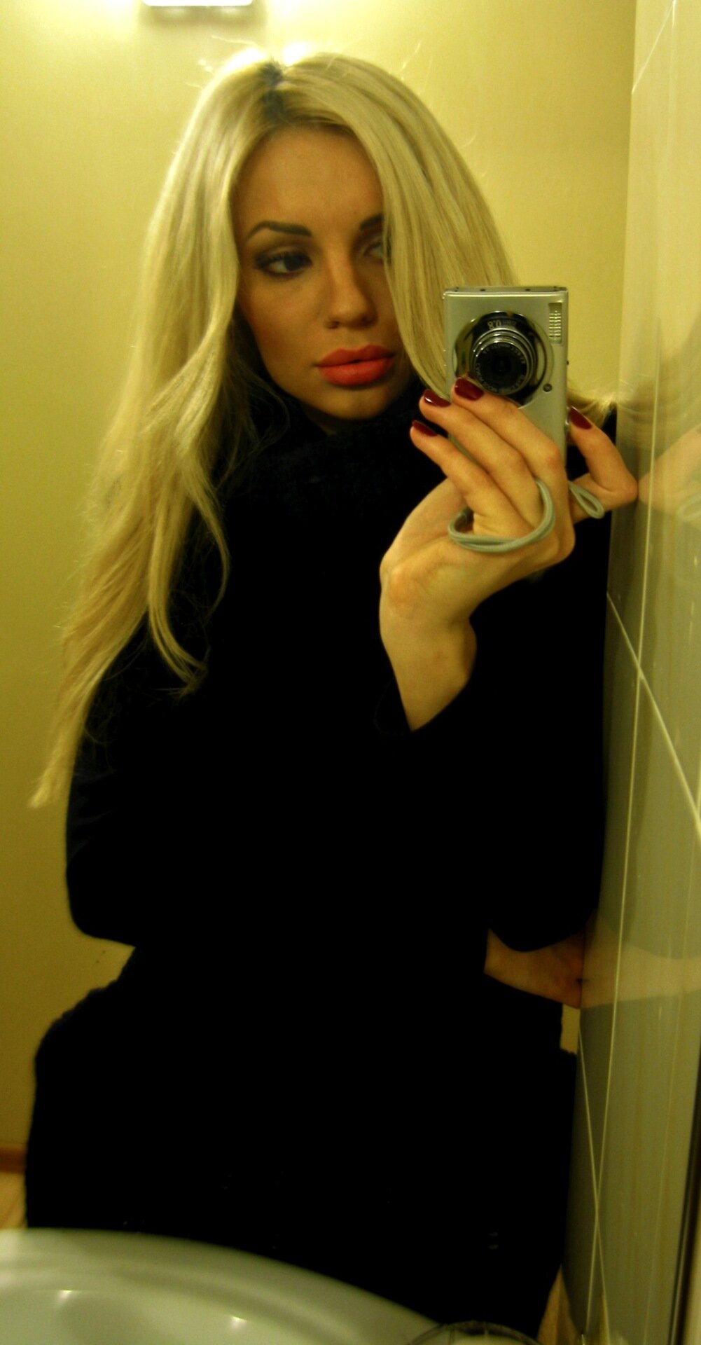 HarriottBeraldi's profile picture. Nobody texts faster than a pissed off female.