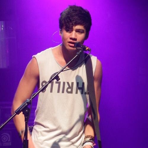 go follow @kawaiicaalum or you will get unfollowed on this acount, i love you xx