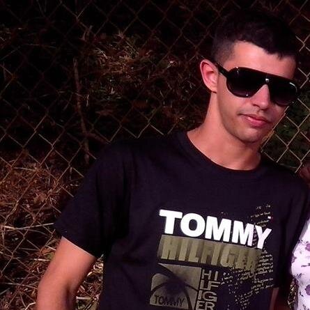 Eu olho para dentro de mim, e não me importo com o que as pessoas fazem ou dizem eu me preocupo só com as coisas certas...