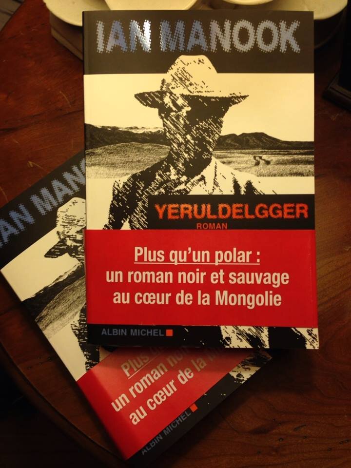 Ian Manook est l'auteur du polar mongol Yeruldelgger paru chez Albin Michel. Grand voyageur dans l'âme, il vit, travaille (encore!) et écrit à Paris.
