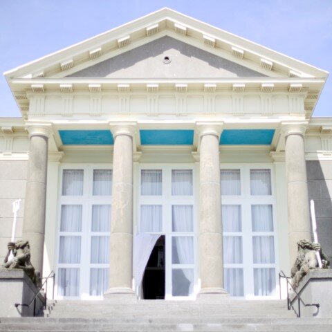 Prachtige historische event locatie aan het strand van Scheveningen met eigen terras en parkeerplaatsen.