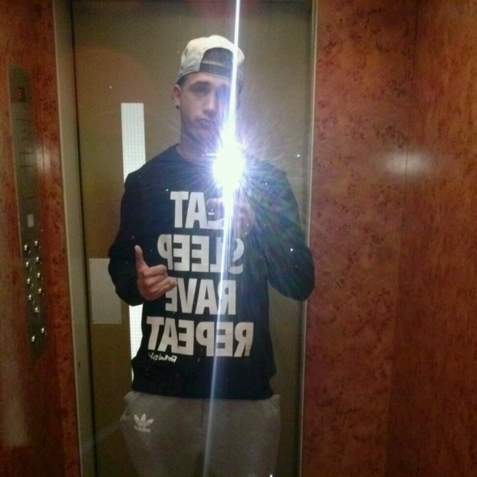 19. POR MIS COJONES SOLO FLUYE AMOR