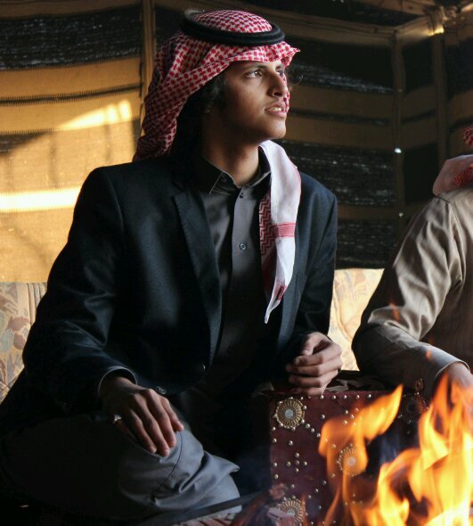 ‏‏‏‏‏على الثرى و عيونناا ف الثريآا ،م نعشق الهين وﻵ ننتمي له..*