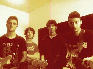 Desde principio de 2014. Intentando sacar el INDIE-ROCK que tenemos dentro. Grupo formado por @jorgezero90 @juaniilloo98 @victorcueevas7 @Susjj