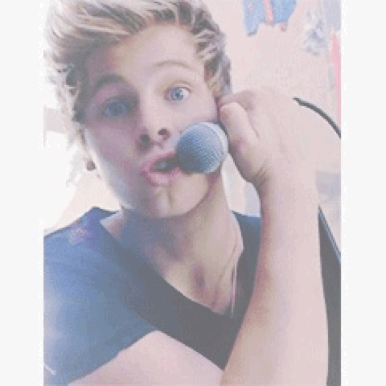 Hey follow @veggiecalum shes looking for new mutuals and you can ask her for a dm to luke/4