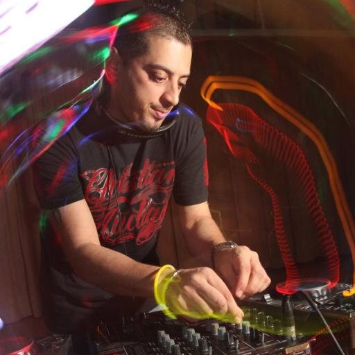En 2005 il débute aux platines, passionne de bon sons. Il se limite pas à un seul genre, mais brasse sans cesse de nouveaux genres de House et le Moombahton.