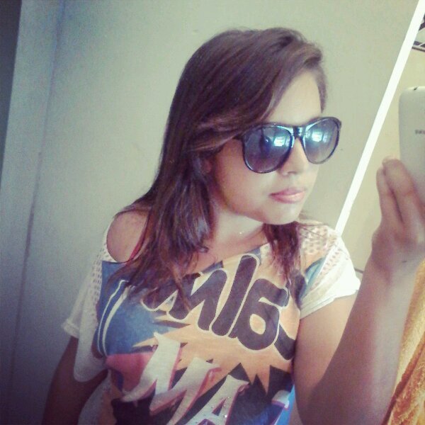 uma menina simpatica,sorridente q esta sempre de bem coma vida e q gossta de fazer amizades novas a cada dia q pasa! ;D