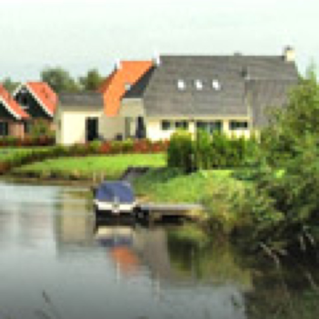 Vanuit je luxe BUNGALOW: fietsen, wandelen, sloepvaren, in de buiten-jacuzzi, golfen, mountainbiken,hengelen, Duitse grens over, historisch Bourtange, genieten!