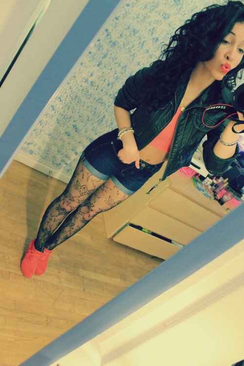 AimeAumeunier's profile picture. Smiling at someone who hates you just to piss them off even more.