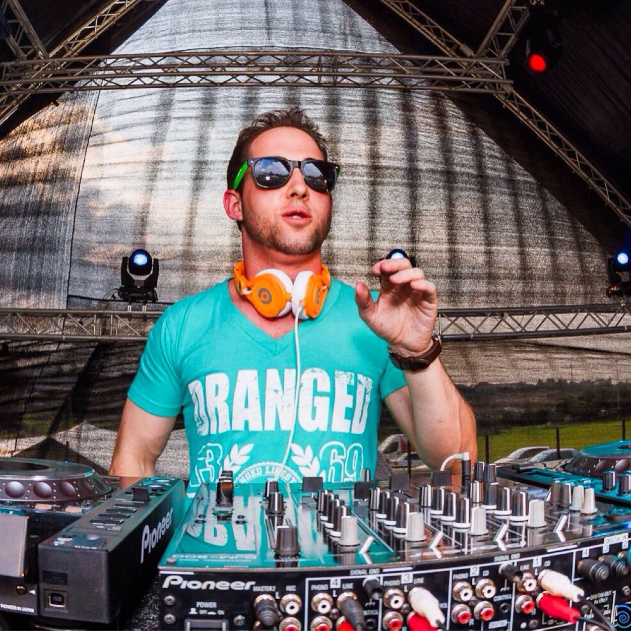 Accountant by day, DJ by night! 5fm Ultimix@6 dj competition winner! Bookings@djwags.co.za