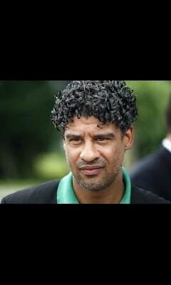 Me gustan la hierba y el fútbol. Sí, me fumo el 100% de la hierba que tuiteo, y sí, veo el 100% de los partidos que comento. Entre Frank Rijkaard y Valderrama.