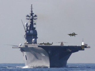 守るも攻めるも黒鐵の、浮かべる城ぞ頼みなる、浮かべるその城日の本の皇国の四方を守るべし。真鐵のその艦日の本に仇なす国を攻めよかし。