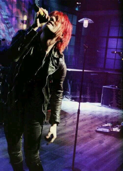 Vocalista de My Chemical Romance, We never die| SASSY MASTER| musico, compositor, dibujante y escritor de Comics| Killjoys! MAKE SOME NOISE! |Mikey.
