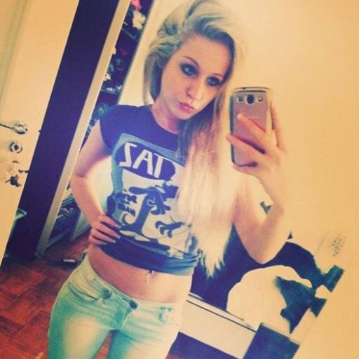 Coucou je suis une jeune fille de Paris :p je suis souvent en ligne sur  http://t.co/4tTBA6XyUC #Rt & je te #follow :p #Coquine #sexy :) FB Coralie joly