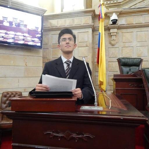 Crítico analista en materia política, económica y social. Futuro Profesional en Ciencias Políticas y Administrativas Públicas.