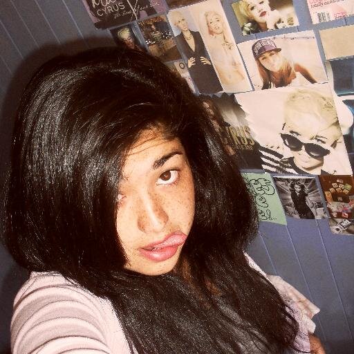 Me gusta cantar,soy smiler de corazon,me gusta el rock soy loca y atrevida XD...mi sueño:conocer a Miley Cyrus.Soy una persona muy tierna y soñadora
