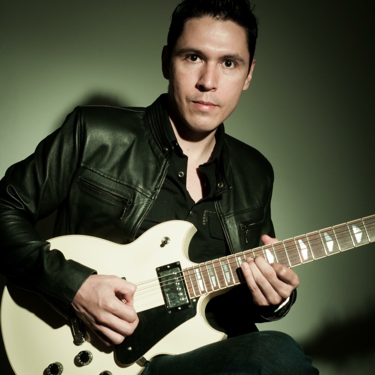 Guitarrista de Xendra, Nativa y Tr3sdeCoraZón Magíster en Dirección Estratégica UNINI Maestro en Guitarra U de A Docente ITM y Yamaha Musical