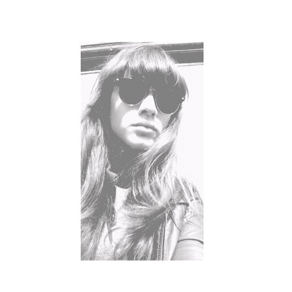 Se convirtió en una chica fría, llena de heridas y solitaria, antes solo reía, ahora solo llora./ Pequeña →→→ @mmvii__