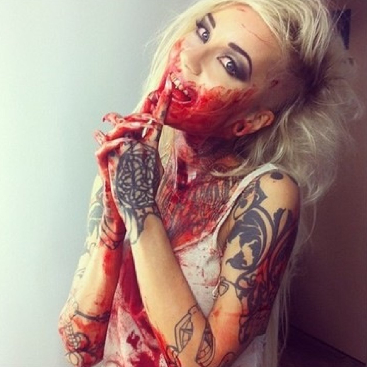 Tattoo Artist, Bartender, Survivor. Take me to wonderland! |#TWDRP|#SPNRP|#PA|#ZA