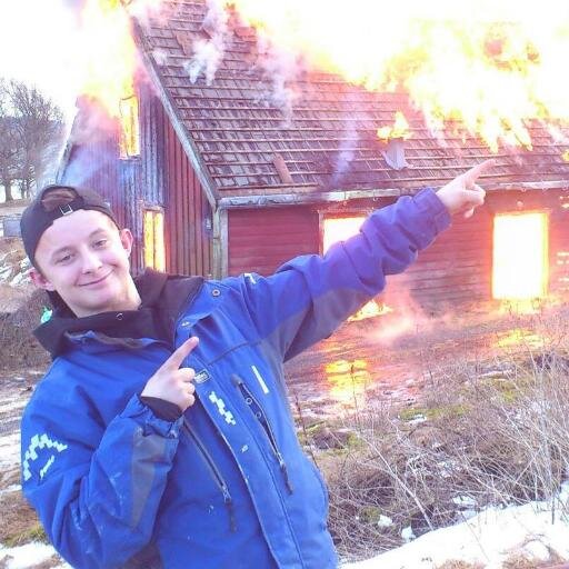 Navne er Aksel Holvik. De fleste kaller meg for Æksi den legendariske. Liker jenter og en god fest. følg meg og jeg kan vurdere å gjøre det tilbake.