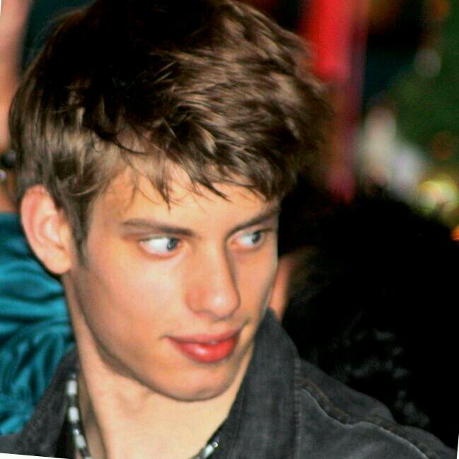 thomaswormgoor's profile picture. Im from the Netherlands with a rock soul an a basketball heart,
and if your looking for a studio engineer look at wormgoor-audio.nl #mydad