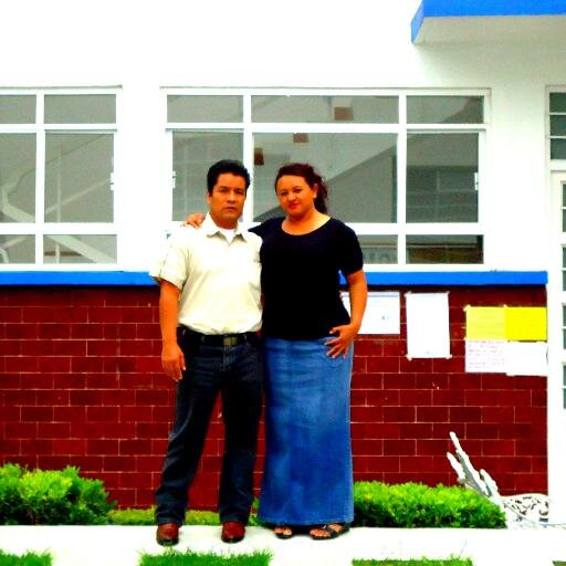 profesionista, amo a mi familia y soy un apasionado del futbol.