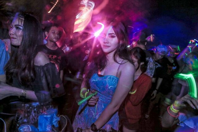 มีทุกอยากยกเว้นสวย| มองดีๆแล้วคุณจะรู้ว่าผู้หญิงสวยจากด้านหลัง|ขอร้องอย่าฟอลเรา เพราะเราเป็นแฟนนัดทะโบ๊ทเลย|