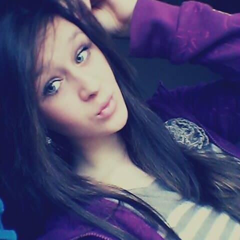 Follow me and i follow you back. xxX :) Forward people follow :))