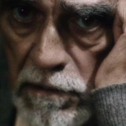 Autor de GLENN (Premio Jaén de Novela 2015), humanista, antiespecista, nazareno de los Dolores de San Juan y apasionado de la música de Mozart