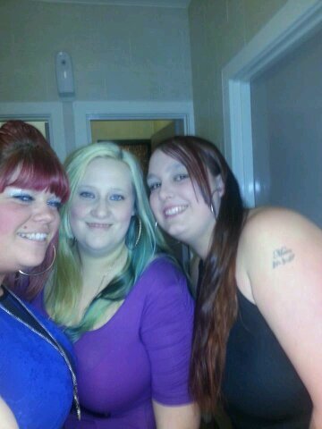 I have 2 beautiful boys who r my whole life, I love a good night out :)