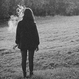hundida en dolor| la navaja es mi compañera al igual que la soledad|la depresión me persigue a donde quiera que valla|esto ya es demasiado me eh rendido|anaymia