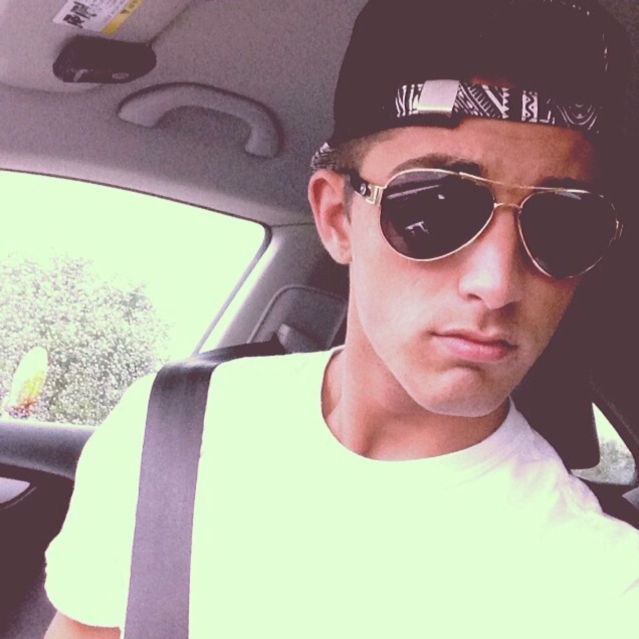 chrisloooong's profile picture. Gay single living in Minnesota ~Dm meeee❤️