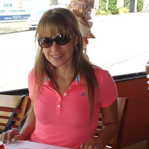 madre, mujer , emprendedora, creativa,entusiasta,soñadora,firme en sus convicciones,enamorada de la vida.