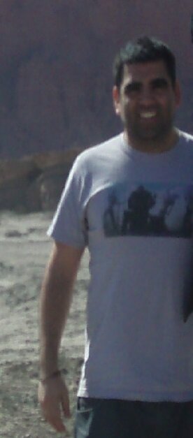 De River, de los redondos, tallerista, con conocimientos de comunicación social, guitarrista sin memoria, redactor independiente con fines de lucro sentimental.