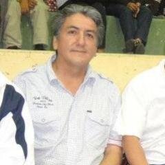 Orgulloso padre de Irina, Doménica y José. Comprometido con Sandra, la buena mesa, el vino, los viajes, la lectura, el sueño, el mundo, la naturaleza.