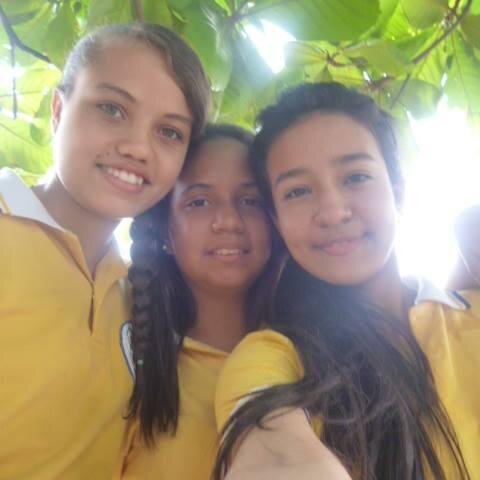 La vida es corta, sonríe le a quien llora, ignora a quien te critica y sé feliz con quien te importa.