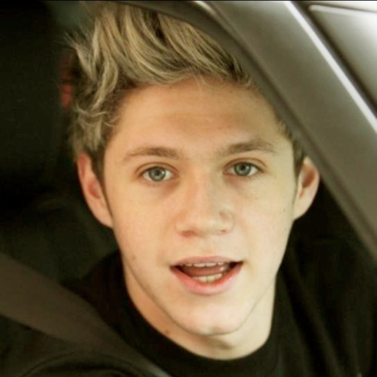 no need to follow back, just please go follow @heytherehoran_