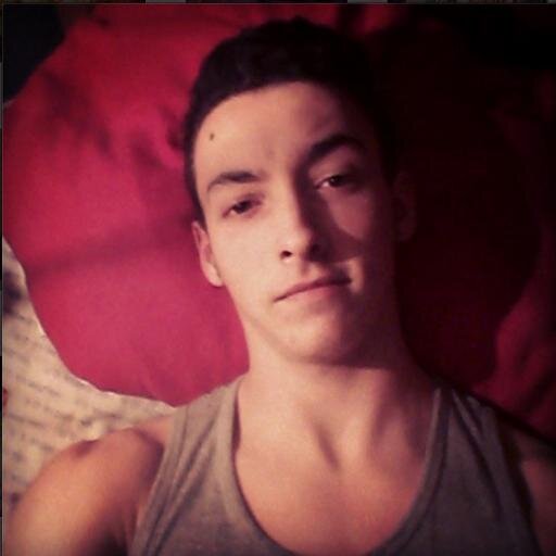 ansem_94's profile picture. 1994. Hago Fallas, escribo lo que no sé pintar y pinto lo que no sé decir.